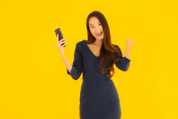 Porträt Schöne Junge Asiatische Frau Mit Smartphone Oder Handy Auf — Stockfoto