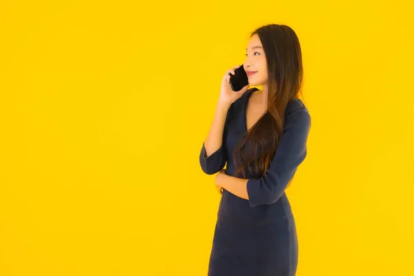 Retrato Hermosa Joven Asiática Mujer Con Teléfono Móvil Inteligente Teléfono — Foto de Stock