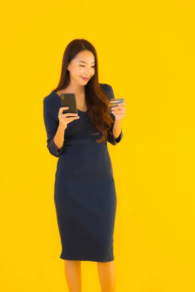 Portret Pięknej Młodej Azjatyckiej Kobiety Smartfonem Lub Telefonem Komórkowym Kartą — Zdjęcie stockowe