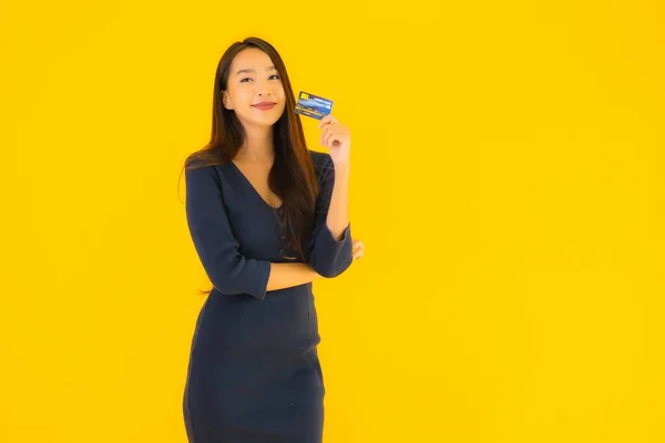 Портрет Красивая Молодая Азиатская Женщина Кредитной Картой Желтом Фоне — стоковое фото