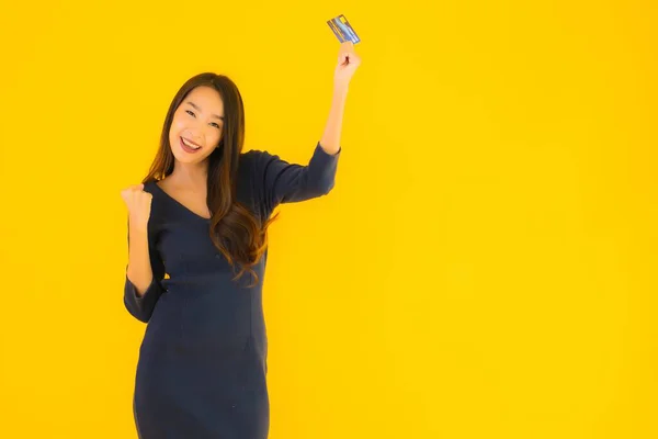 Retrato Bela Jovem Asiático Mulher Com Cartão Crédito Amarelo Isolado — Fotografia de Stock