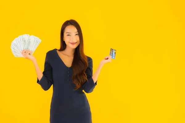 Porträt Schöne Junge Asiatische Frau Mit Bargeld Und Kreditkarte Auf — Stockfoto