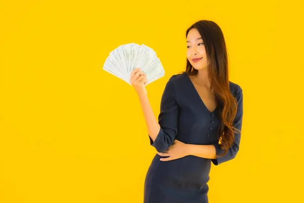 Retrato Hermosa Joven Asiática Mujer Con Dinero Dinero Efectivo Amarillo — Foto de Stock