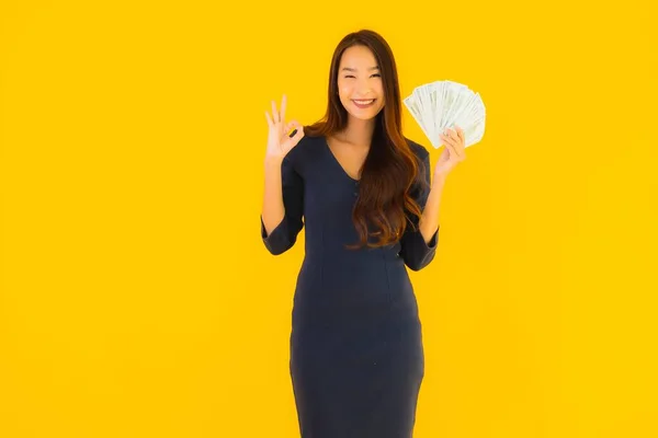 Retrato Hermosa Joven Asiática Mujer Con Dinero Dinero Efectivo Amarillo —  Fotos de Stock