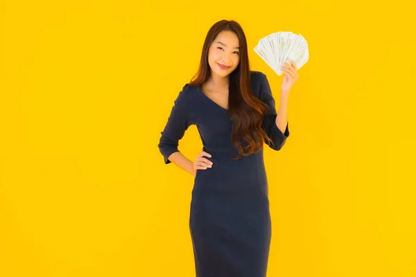 Portret Pięknej Młodej Azjatyckiej Kobiety Pieniędzmi Gotówką Żółtym Odizolowanym Tle — Zdjęcie stockowe