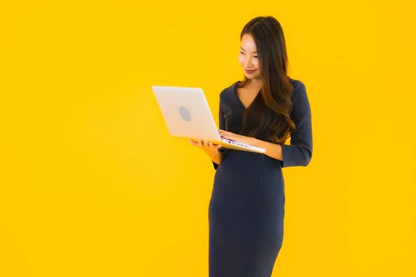 Porträt Schöne Junge Asiatische Frau Mit Laptop Oder Computer Auf — Stockfoto