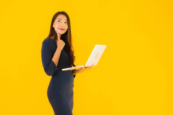 Портрет Красивая Молодая Азиатская Женщина Ноутбуком Компьютером Желтом Изолированном Фоне — стоковое фото