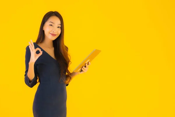 Retrato Hermosa Joven Asiática Mujer Con Inteligente Tableta Electrónica Amarillo — Foto de Stock