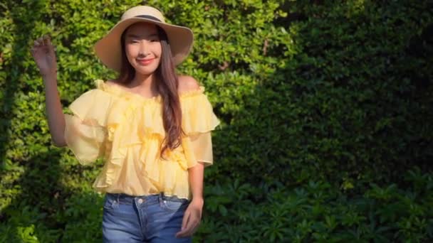 Zdjęcia Pięknej Młodej Azjatyckiej Kobiety Luźnych Ubraniach Zielonym Ogrodzie — Wideo stockowe