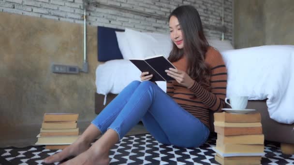 Footage Beautiful Asian Woman Reading Book Home Quarantine — Stock Video