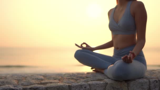 Séquences Femme Pratiquant Yoga Sur Bord Mer Pendant Les Vacances — Video