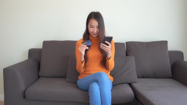 Кадри Красивої Азіатки Робить Електронні Покупки Смартфоном Кредитною Карткою Вдома — стокове відео