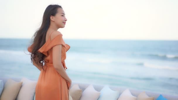 Metraje Hermosa Mujer Asiática Orilla Del Mar Durante Las Vacaciones — Vídeos de Stock