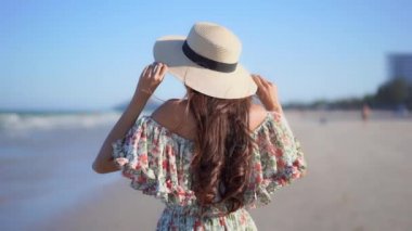 Güzel Asyalı kadının tatilde deniz kıyısındaki görüntüleri.