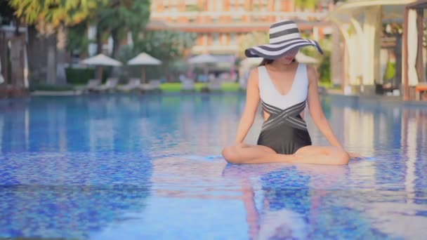 Beeldmateriaal Van Mooie Jonge Aziatische Vrouw Ontspannen Rond Zwembad Hotel — Stockvideo