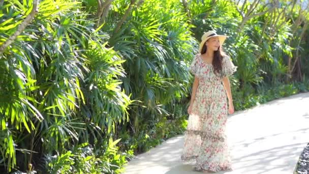 Πλάνα Από Όμορφη Νεαρή Ασιατική Γυναίκα Πόδια Στο Καταπράσινο Κήπο — Αρχείο Βίντεο