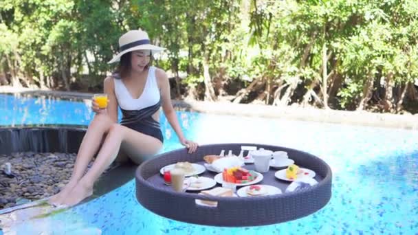 Filmaufnahmen Junger Asiatischer Frau Glückliches Lächeln Genießen Mit Schwimmendem Frühstückstablett — Stockvideo