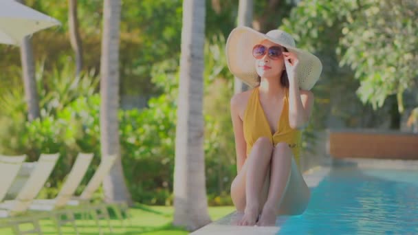 Кадры Красивой Молодой Азиатской Женщины Расслабляющей Вокруг Бассейна Отеле Курорта — стоковое видео