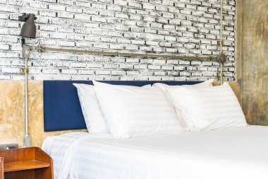 Yatak odasının iç tarafındaki yastıkta lamba var.