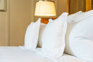 Yatak odasının iç tarafındaki yatak dekorasyonunda rahat beyaz yastık.