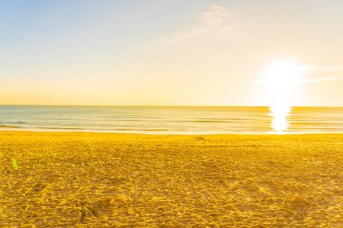 Günbatımında ya da gün doğumunda seyahat için güzel tropikal doğa deniz okyanusu