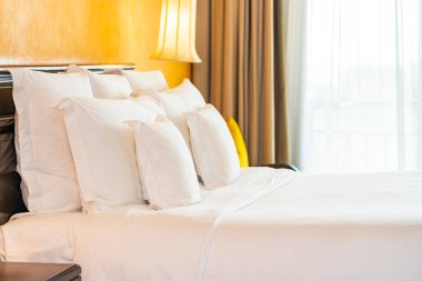 Yatak odasının iç dekorasyonunda beyaz rahat yastık.