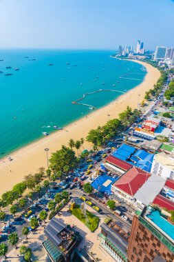 Beyaz bulut mavi gökyüzü ve Tayland 'ın Pattaya şehrindeki mimari yapı çevresindeki güzel tropikal sahil okyanus körfezi.