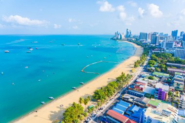 Beyaz bulut mavi gökyüzü ve Tayland 'ın Pattaya şehrindeki mimari yapı çevresindeki güzel tropikal sahil okyanus körfezi.