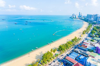 Beyaz bulut mavi gökyüzü ve Tayland 'ın Pattaya şehrindeki mimari yapı çevresindeki güzel tropikal sahil okyanus körfezi.