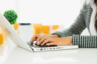 Güzel Asyalı iş kadını portresi evden bilgisayarlı cep telefonuyla karton kutuyla çevrimiçi alışveriş için hazır bekliyor.