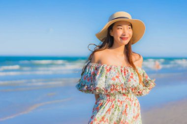 Güzel bir Asyalı kadın portresi. Mutlu bir gülümseme. Mavi gökyüzündeki tropikal deniz okyanusunda rahatla.