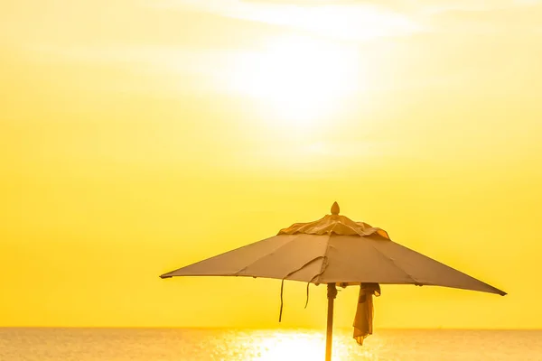 Gyönyörű Trópusi Természet Esernyő Szék Pálmafával Strand Körül Tenger Óceán — Stock Fotó
