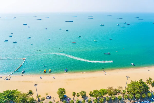 Beyaz Bulut Mavi Gökyüzü Tayland Pattaya Şehrindeki Mimari Yapı Çevresindeki — Stok fotoğraf