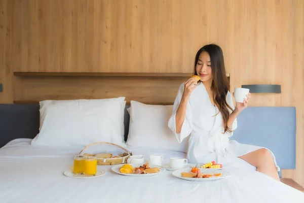 Porträt Schöne Junge Asiatische Frau Glücklich Genießen Mit Frühstück Auf — Stockfoto