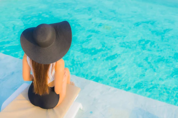 Retrato Bonito Jovem Asiático Mulher Feliz Sorriso Relaxar Redor Piscina — Fotografia de Stock