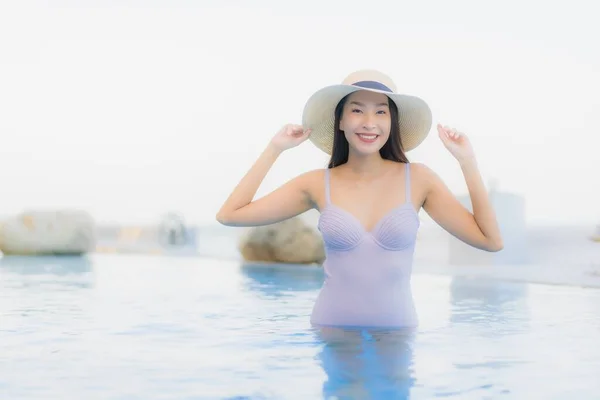 ポートレート美しい若いアジアの女性幸せな笑顔レジャー休暇のためのホテルリゾートで屋外スイミングプールの周りにリラックス — ストック写真