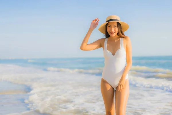 Портрет Красивая Молодая Азиатка Счастливая Улыбка Вокруг Морского Океана Пляж — стоковое фото