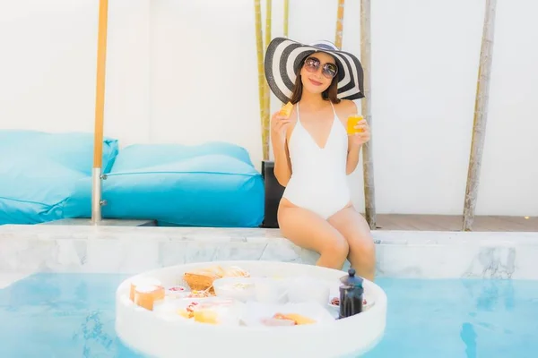 Retrato Hermosa Joven Asiática Mujer Feliz Sonrisa Con Flotante Desayuno — Foto de Stock