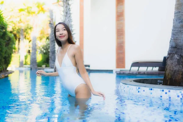 아름다운 아시아인 여인은 여가를 리조트 호텔에 수영장에서 즐거운 미소를 — 스톡 사진
