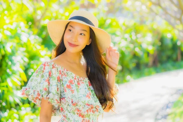 Retrato Hermosa Joven Asiática Mujer Caminando Con Feliz Disfrutar Alrededor — Foto de Stock