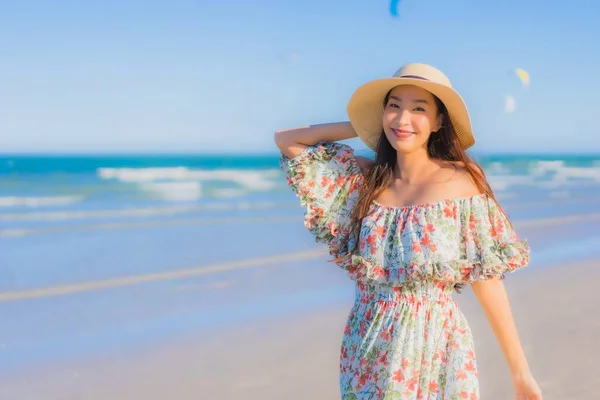 Portrait Beautiful Young Asian Woman Happy Smile Relax Tropical Beach — Stock Photo, Image