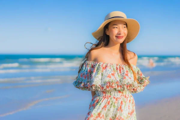 Portret Piękny Młody Azjatycki Kobieta Szczęśliwy Uśmiech Relaks Wokół Tropikalnej — Zdjęcie stockowe