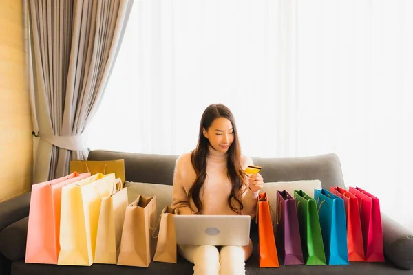 Retrato Hermosa Mujer Asiática Joven Usando Portátil Teléfono Celular Móvil — Foto de Stock