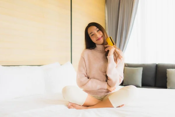 Retrato Bela Jovem Mulher Asiática Usando Telefone Celular Com Cartão — Fotografia de Stock