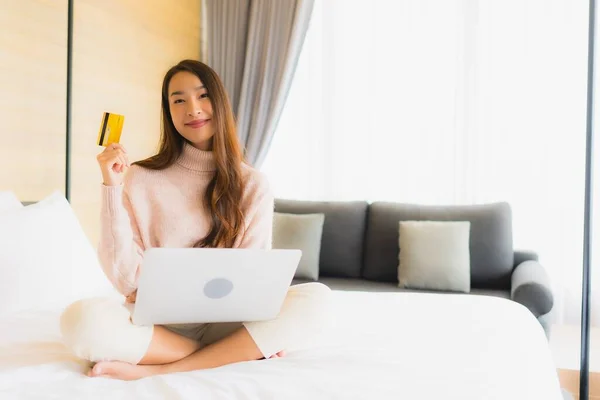 Portret Piękna Młoda Azjatycka Kobieta Pomocą Karty Kredytowej Laptopa Zakupy — Zdjęcie stockowe