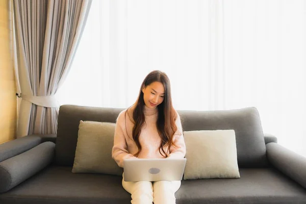 Portret Mooie Jonge Aziatische Vrouw Met Behulp Van Laptop Voor — Stockfoto