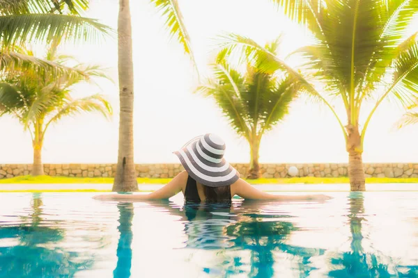 Retrato Bela Jovem Mulher Asiática Relaxar Redor Piscina Livre Hotel — Fotografia de Stock