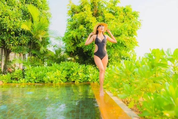 Portret Mooie Jonge Aziatische Vrouw Ontspannen Het Zwembad Hotel Resort — Stockfoto