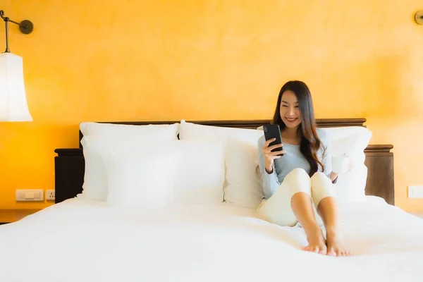 Porträt Schöne Junge Asiatische Frau Mit Handy Auf Dem Bett — Stockfoto