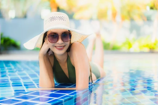 Retrato Bela Jovem Asiática Mulher Relaxar Torno Piscina Hotel Resort — Fotografia de Stock